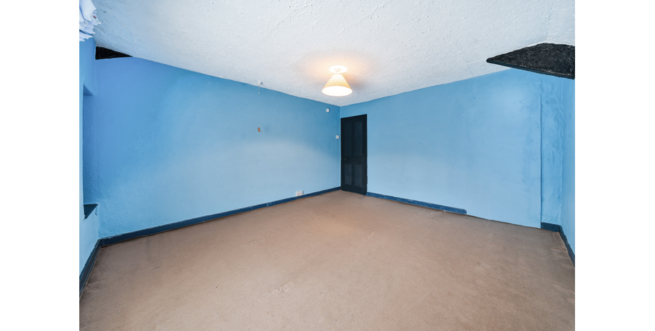 FOR SALE VIA BRADLEYS ONLINE AUCTION ** 3 BEDROOM TOWNHOUSE IN NEED OF MODERNISATION
