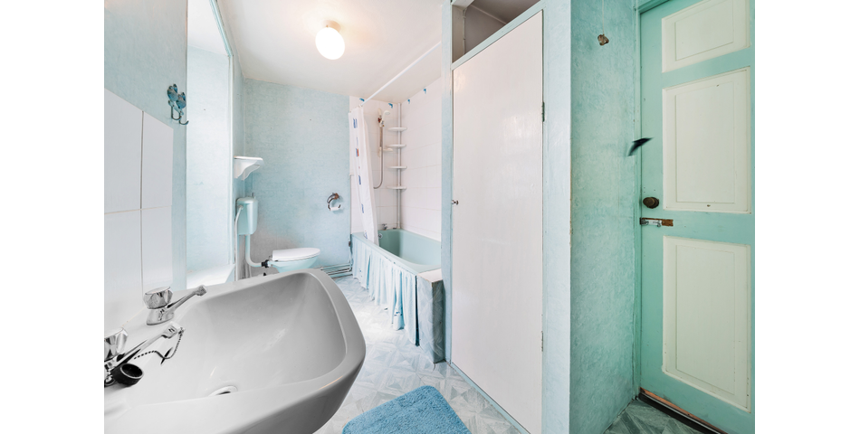 FOR SALE VIA BRADLEYS ONLINE AUCTION ** 3 BEDROOM TOWNHOUSE IN NEED OF MODERNISATION