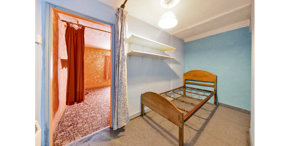 FOR SALE VIA BRADLEYS ONLINE AUCTION ** 3 BEDROOM TOWNHOUSE IN NEED OF MODERNISATION