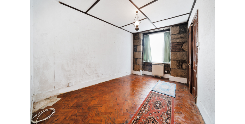 FOR SALE VIA BRADLEYS ONLINE AUCTION ** 3 BEDROOM TOWNHOUSE IN NEED OF MODERNISATION