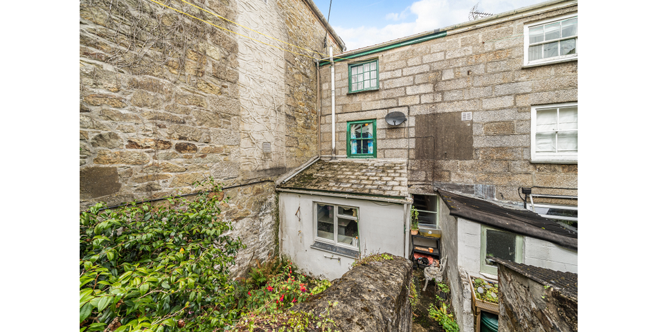 FOR SALE VIA BRADLEYS ONLINE AUCTION ** 3 BEDROOM TOWNHOUSE IN NEED OF MODERNISATION