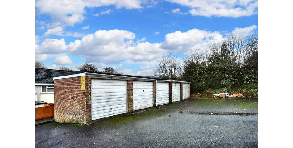 GARAGE IN CENTRAL TOWN LOCATION