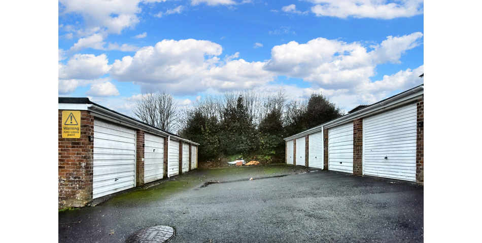 GARAGE IN CENTRAL TOWN LOCATION