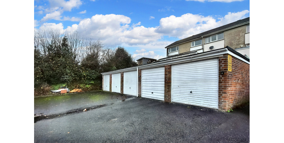 GARAGE IN CENTRAL TOWN LOCATION