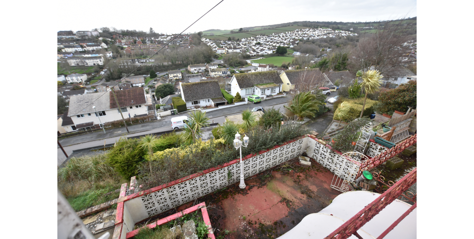 Four Bedroom Semi Detached House For Modernisation