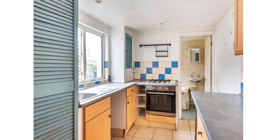 Centrally Located, for providing easy access to the neighbouring towns of Plympton & Plymstock