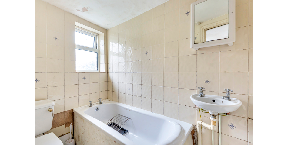Centrally Located, for providing easy access to the neighbouring towns of Plympton & Plymstock