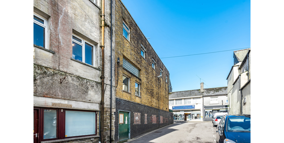 2457 SQ FT RETAIL UNIT WITH TWO APARTMENTS GROSSING £810 PCM