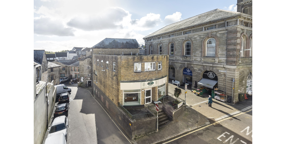 2457 SQ FT RETAIL UNIT WITH TWO APARTMENTS GROSSING £810 PCM