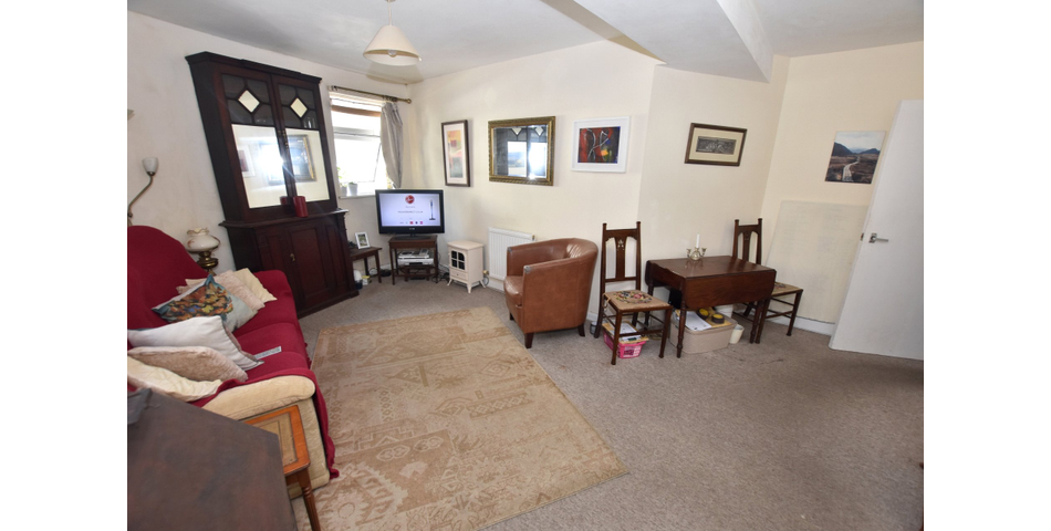 2457 SQ FT RETAIL UNIT WITH TWO APARTMENTS GROSSING £810 PCM