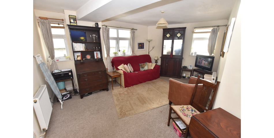2457 SQ FT RETAIL UNIT WITH TWO APARTMENTS GROSSING £810 PCM
