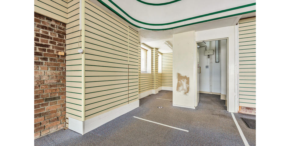 2457 SQ FT RETAIL UNIT WITH TWO APARTMENTS GROSSING £810 PCM