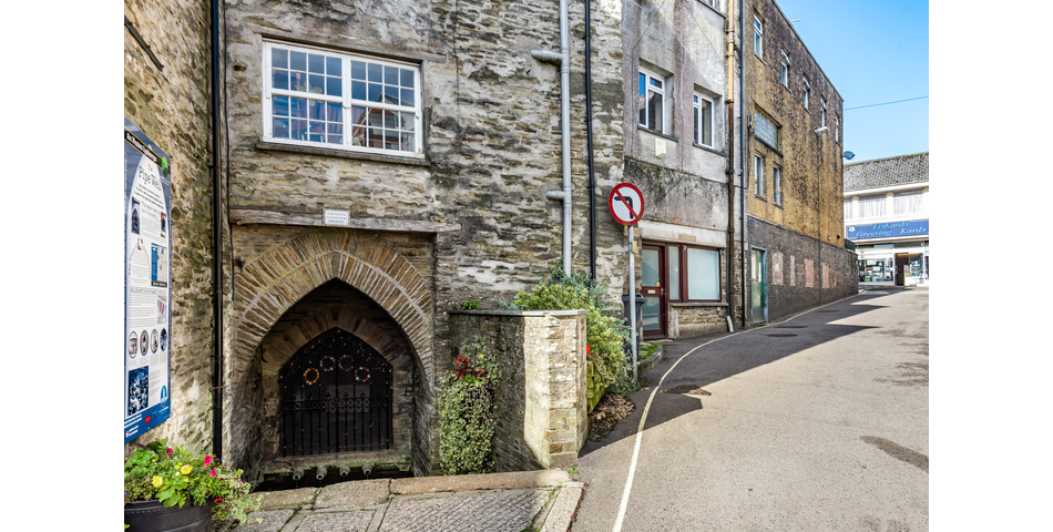 2457 SQ FT RETAIL UNIT WITH TWO APARTMENTS GROSSING £810 PCM