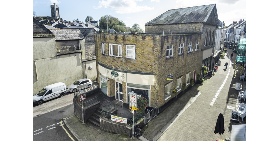 2457 SQ FT RETAIL UNIT WITH TWO APARTMENTS GROSSING £810 PCM