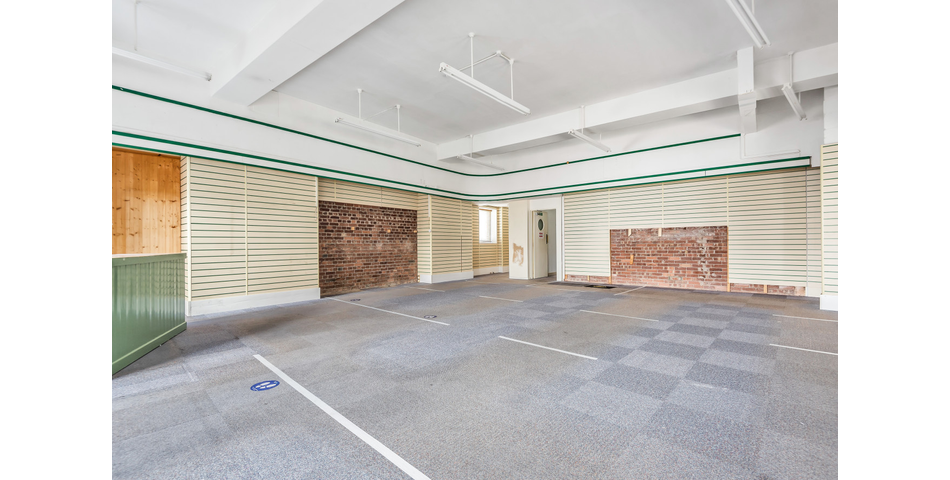 2457 SQ FT RETAIL UNIT WITH TWO APARTMENTS GROSSING £810 PCM