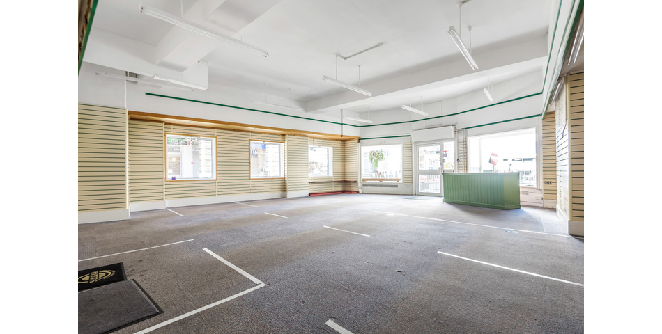 2457 SQ FT RETAIL UNIT WITH TWO APARTMENTS GROSSING £810 PCM