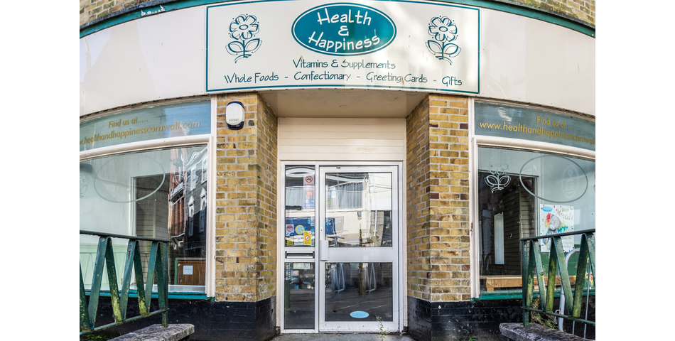 2457 SQ FT RETAIL UNIT WITH TWO APARTMENTS GROSSING £810 PCM