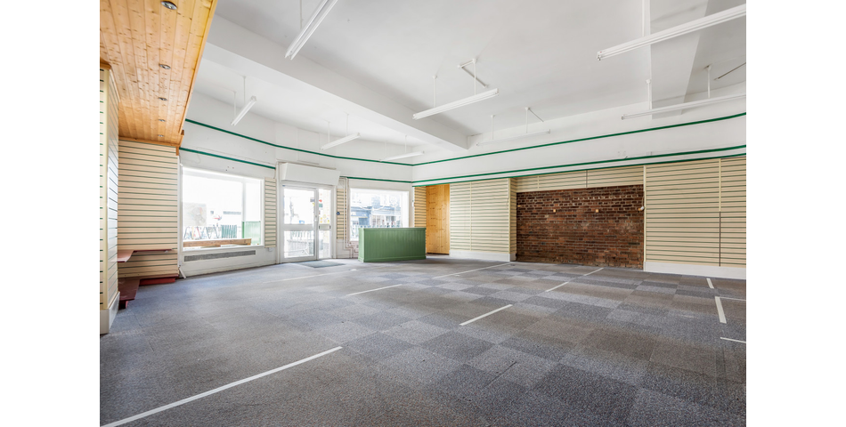 2457 SQ FT RETAIL UNIT WITH TWO APARTMENTS GROSSING £810 PCM