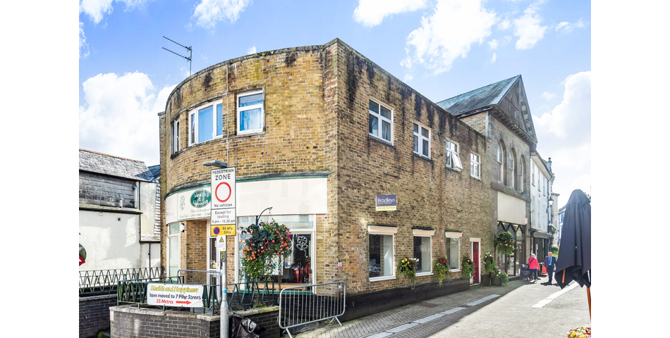 2457 SQ FT RETAIL UNIT WITH TWO APARTMENTS GROSSING £810 PCM