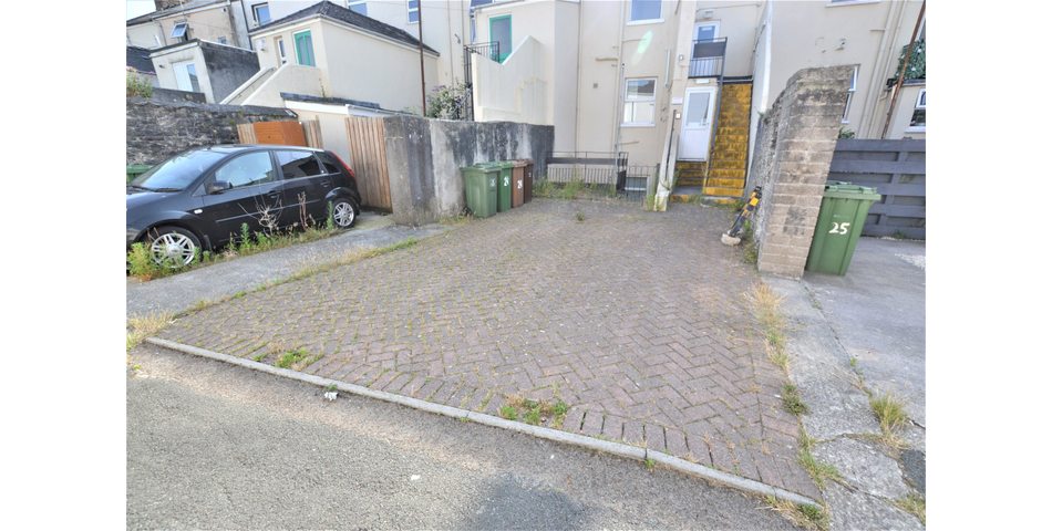 FOR SALE VIA BRADLEYS ONLINE AUCTION 10AM 26TH OCTOBER 2021. VIRTUAL TOUR AVAILABLE.