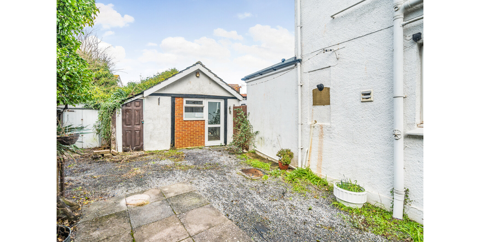 A Flexible Family Home Currently Set As 5 Units