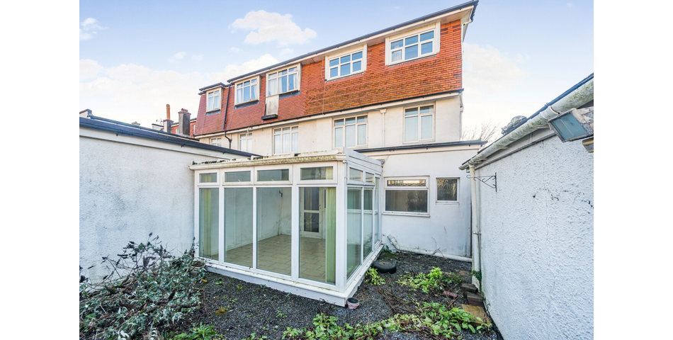 A Flexible Family Home Currently Set As 5 Units