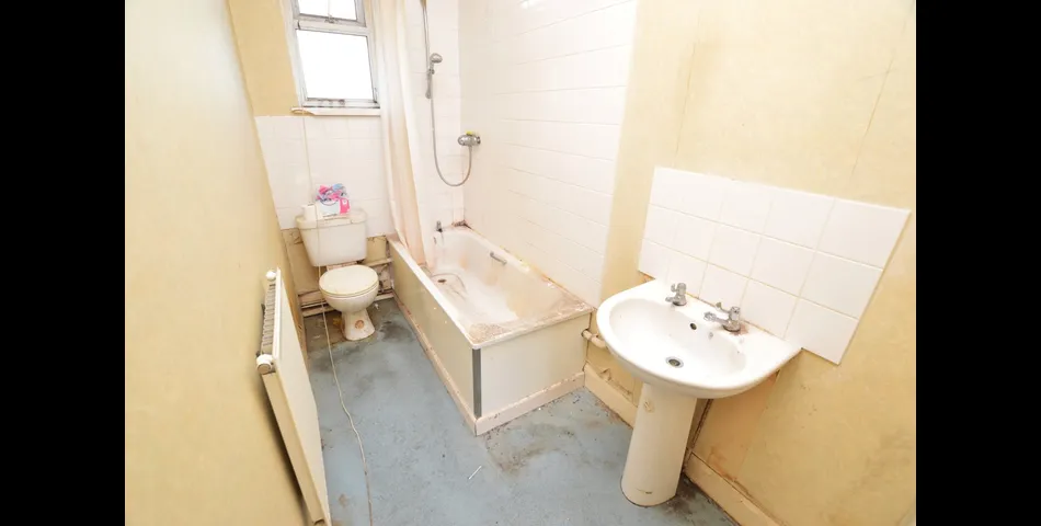 FOR SALE VIA BRADLEYS TRADITIONAL ONLINE AUCTION 11AM 23RD JULY 2025.
