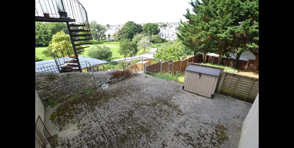 FOR SALE VIA BRADLEYS TRADITIONAL ONLINE AUCTION 11AM 23RD JULY 2025.
