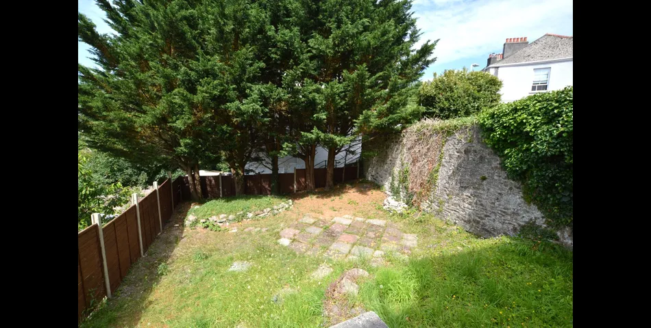 FOR SALE VIA BRADLEYS TRADITIONAL ONLINE AUCTION 11AM 23RD JULY 2025.