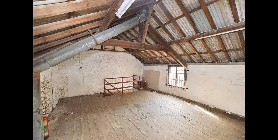 Mid-terrace storage building