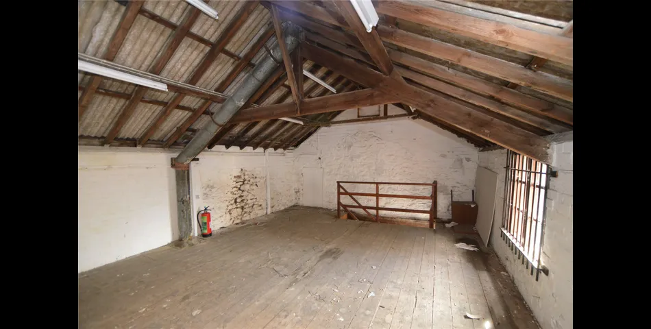 Mid-terrace storage building