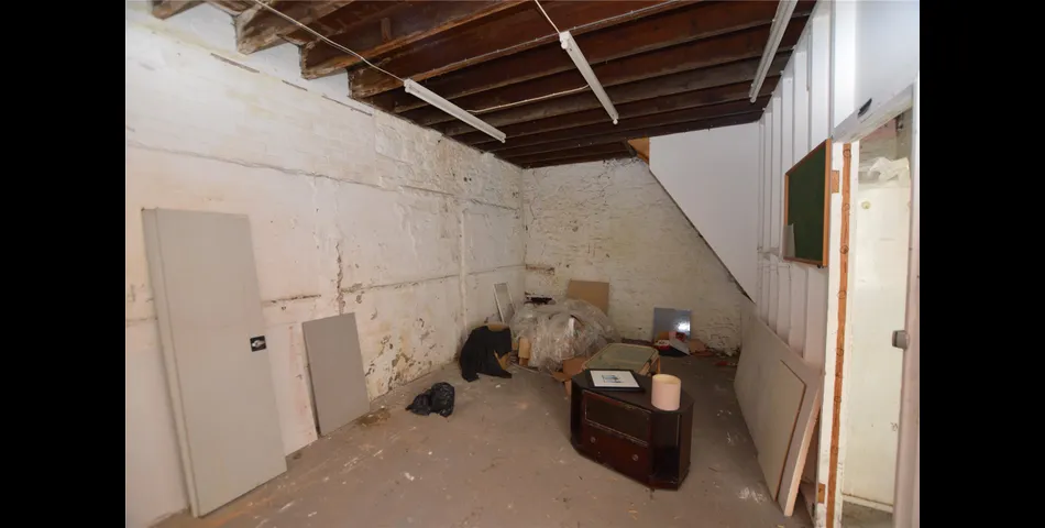 Mid-terrace storage building