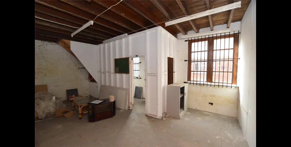 Mid-terrace storage building