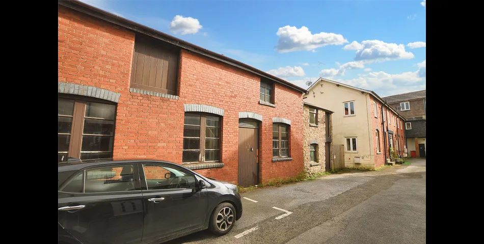 Mid-terrace storage building