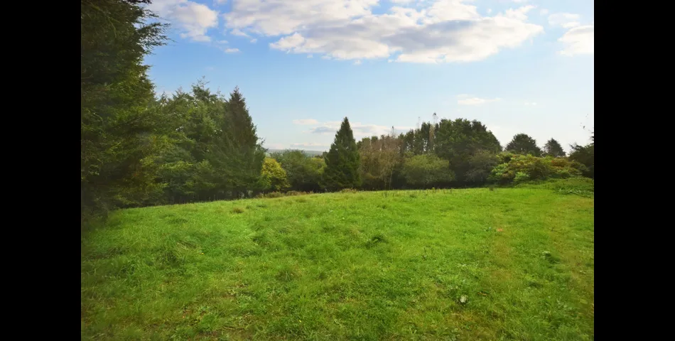 Parcel of land with stable block and vehicular access on outskirts of village