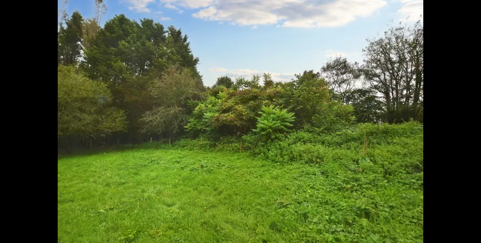Parcel of land with stable block and vehicular access on outskirts of village