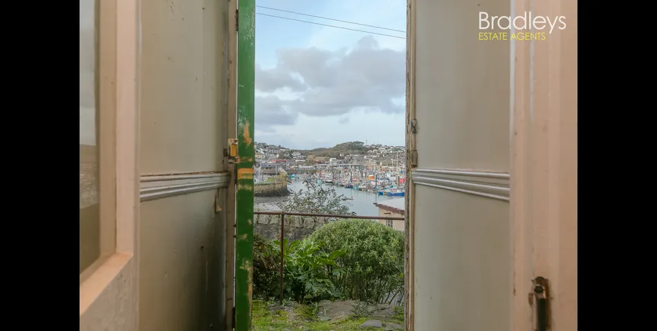 2 Harbour View, Green Rocks, Newlyn, TR18 5JZ