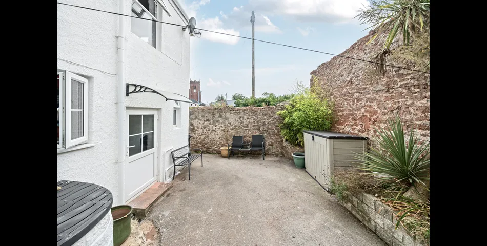 1 Bedroom Maisonette With Private Garden