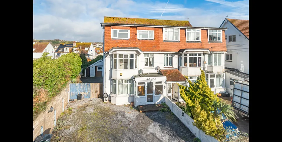 A Flexible Family Home Currently Set As 5 Units