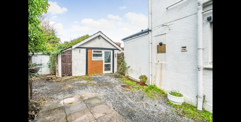 A Flexible Family Home Currently Set As 5 Units