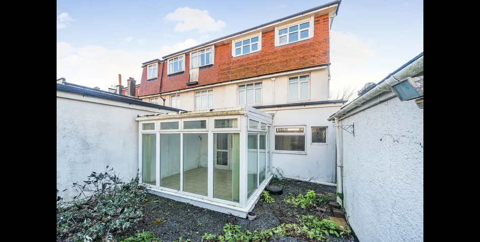 A Flexible Family Home Currently Set As 5 Units