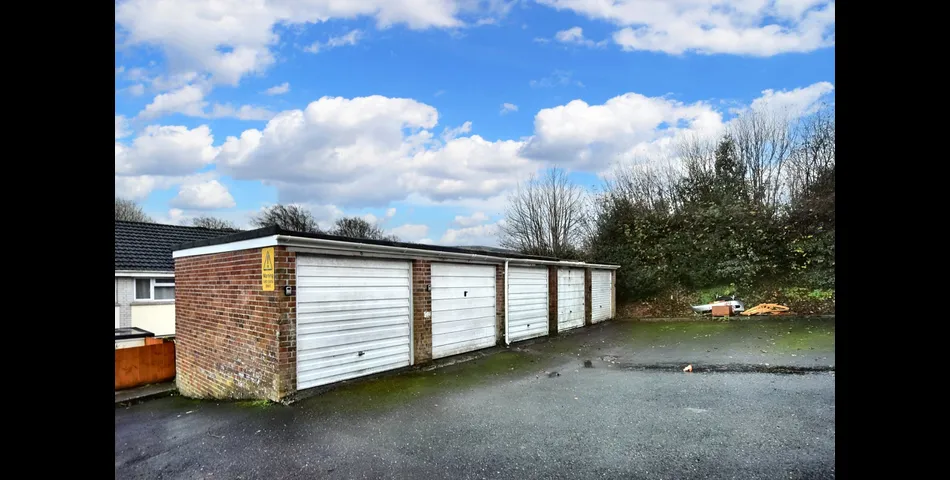 GARAGE IN CENTRAL TOWN LOCATION