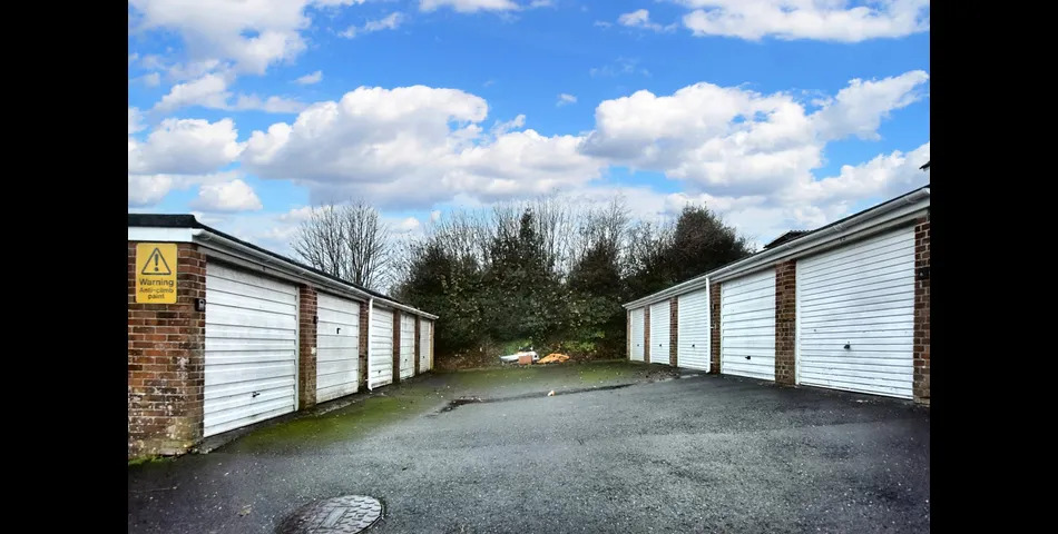 GARAGE IN CENTRAL TOWN LOCATION