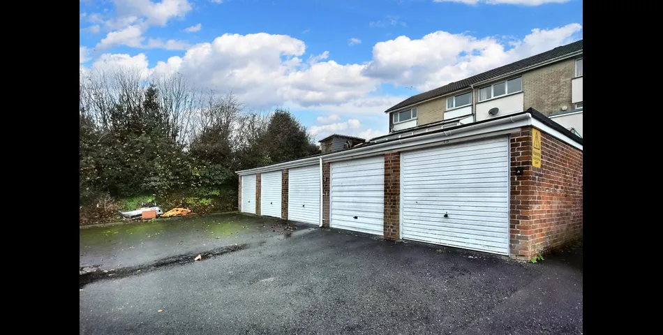 GARAGE IN CENTRAL TOWN LOCATION