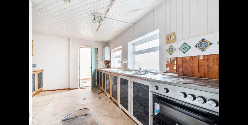 For Sale By Conditional On Line Auction4 Bedrooms, 3 Receptions Over 3 Floors - Requires Complete Refurbishment