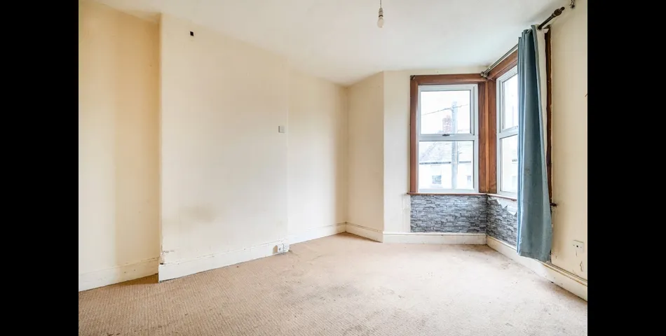 For Sale By Conditional On Line Auction4 Bedrooms, 3 Receptions Over 3 Floors - Requires Complete Refurbishment