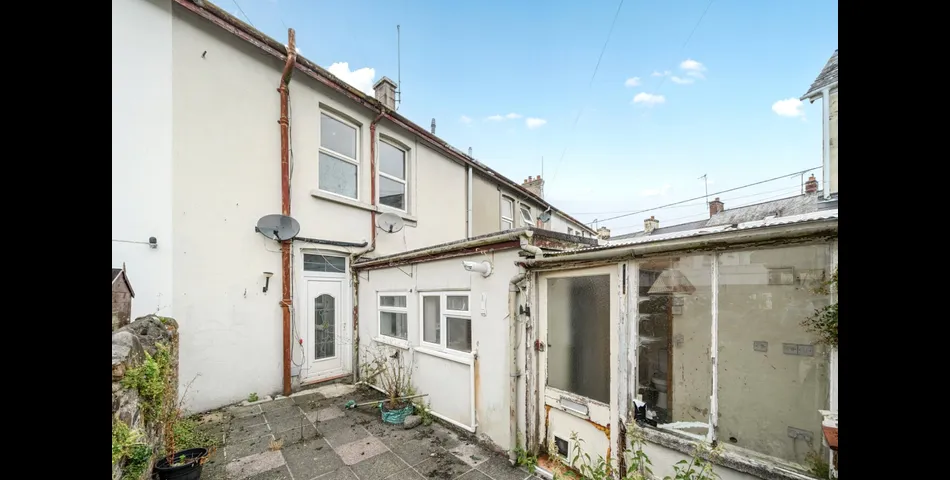 For Sale By Conditional On Line Auction4 Bedrooms, 3 Receptions Over 3 Floors - Requires Complete Refurbishment