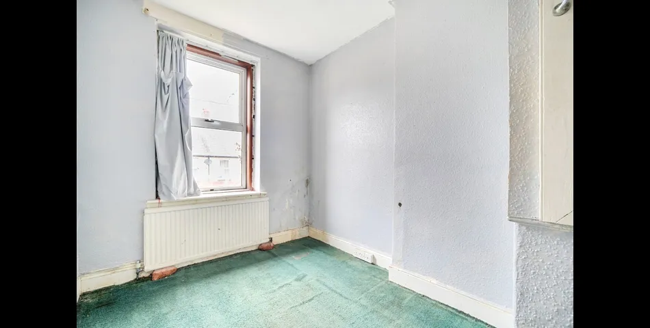 For Sale By Conditional On Line Auction4 Bedrooms, 3 Receptions Over 3 Floors - Requires Complete Refurbishment