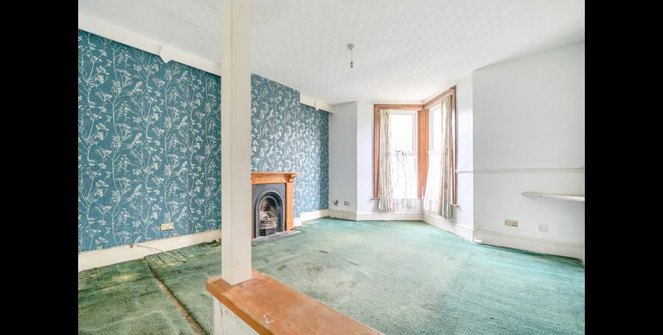 For Sale By Conditional On Line Auction4 Bedrooms, 3 Receptions Over 3 Floors - Requires Complete Refurbishment