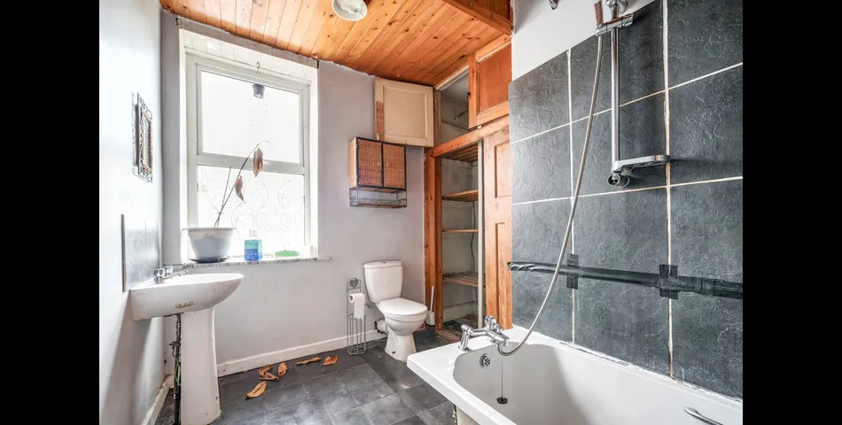 For Sale By Conditional On Line Auction4 Bedrooms, 3 Receptions Over 3 Floors - Requires Complete Refurbishment